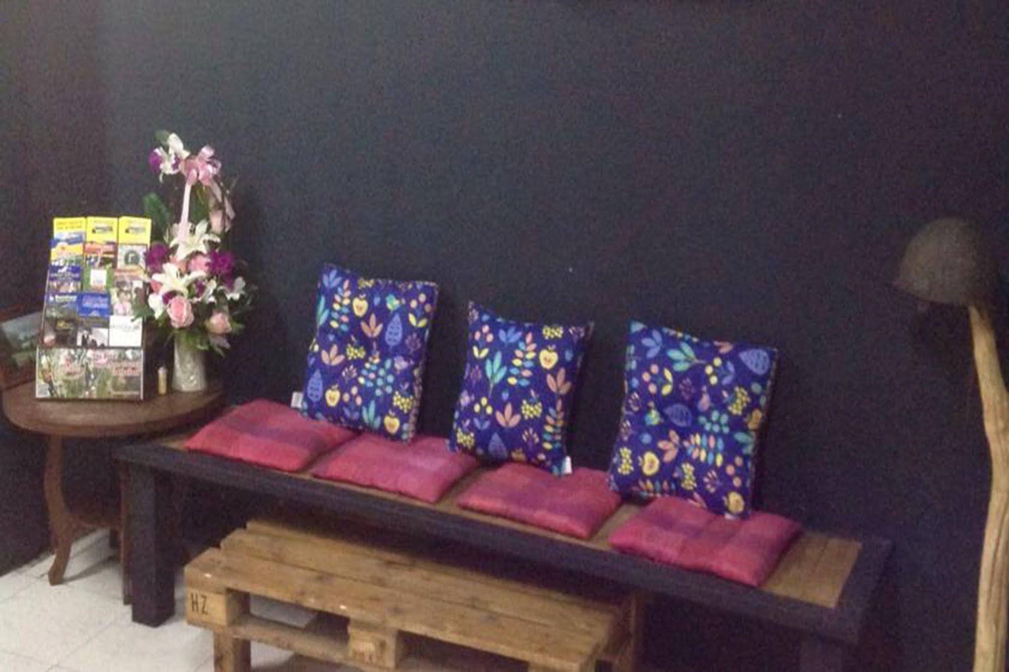 Cham Cha Hostel Chiang Mai Buitenkant foto